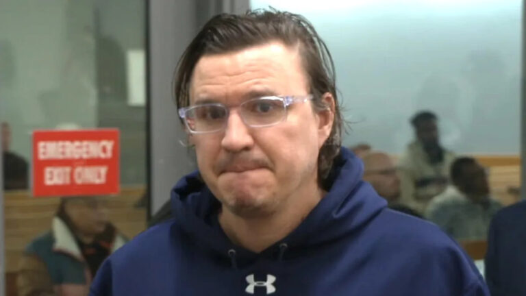 Лидер ICE брошен в собственную тюрьму из-за неупорядоченных претензий