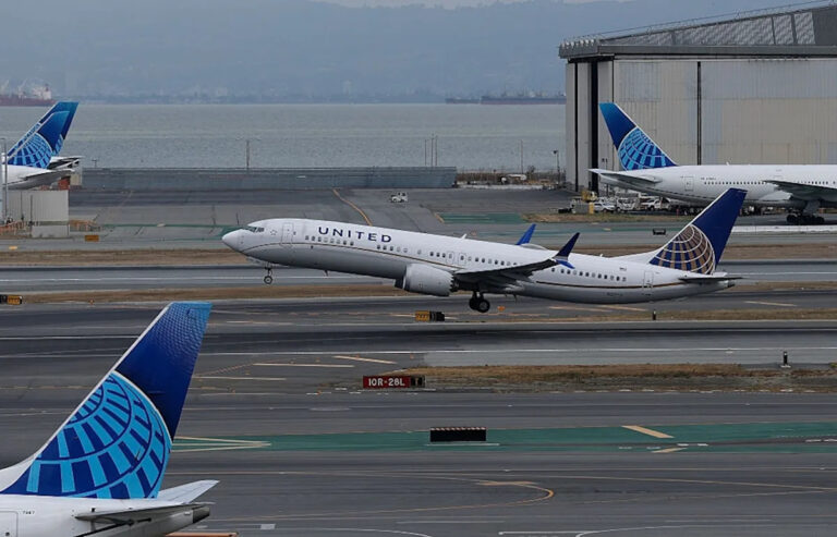 United Airlines сокращает количество рейсов на фоне остановки рейсов, что должны знать пассажиры