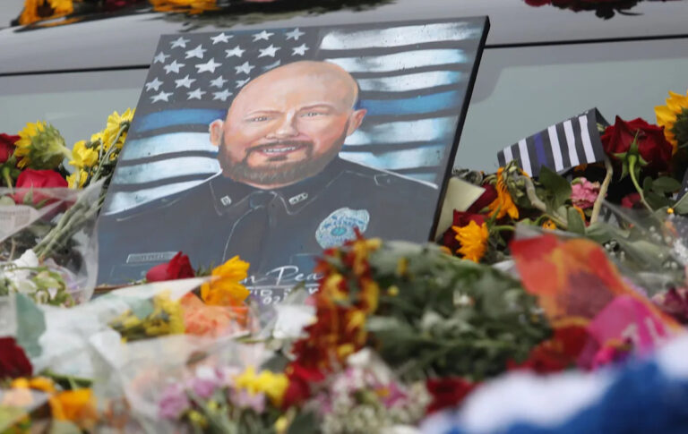 Насколько опасно быть полицейским? См. смерть на линии дежурства во Флориде, США
