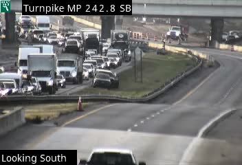 1 погиб после крушения 3 грузовиков. Одна южная полоса Тернпайка теперь открыта