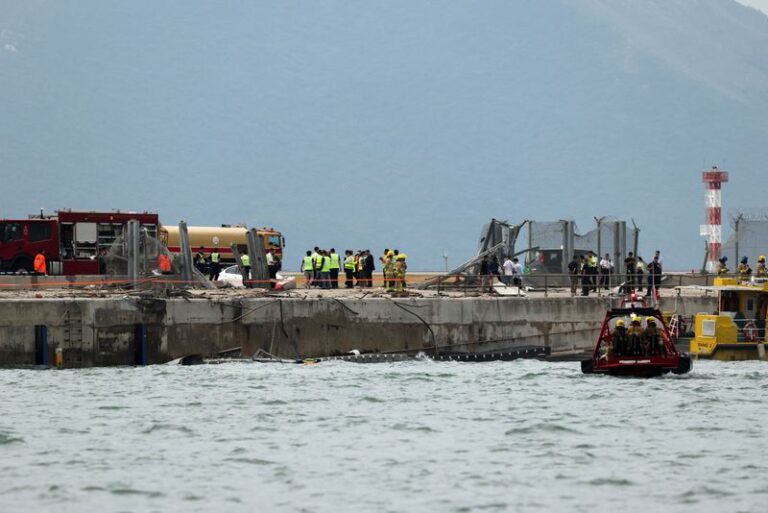 Грузовой самолет сошел с взлетно-посадочной полосы в Гонконге, погибли два сотрудника аэропорта