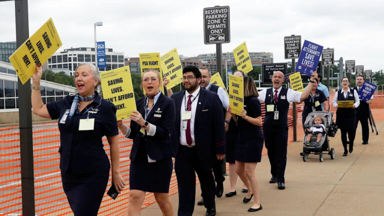 Стюардессам США надоело, как их сверстникам из Air Canada. Вот почему они вряд ли нанесут удар