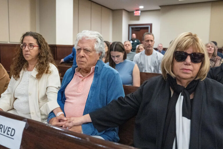 «Нескончаемая печаль»: родители Дэна Маркела прослеживают путь Донны Адельсон к разрушенным жизням