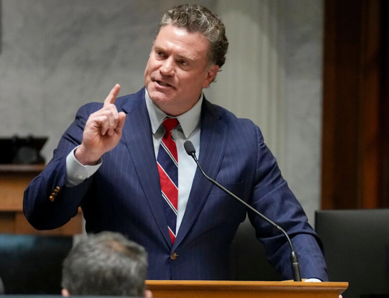 На рождественском посте сенатора Индианы, созданном ИИ, некоторые хузеры задают вопросы