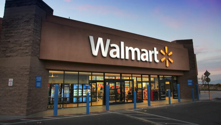 Покупатель вызывает возмущение фотографией расстраивающей сцены в Walmart: «Это буквально ранило мое сердце»