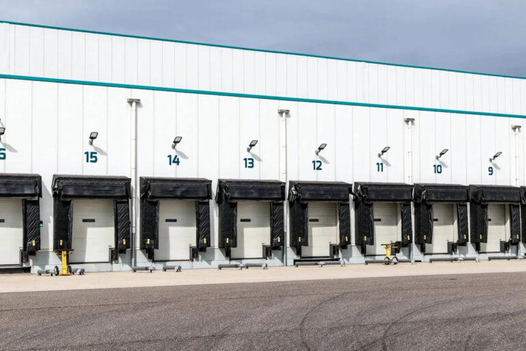 Жители поднимают красные флаги о таинственном новом объекте, связанном с Amazon