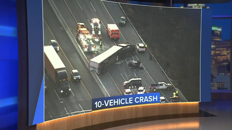 10-автомобильная авария связывает трафик на Тернпайке Нью-Джерси на юг в гору Лорел