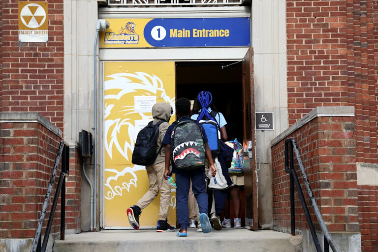 Почему так много детей из Иллинойса пропускают занятия?