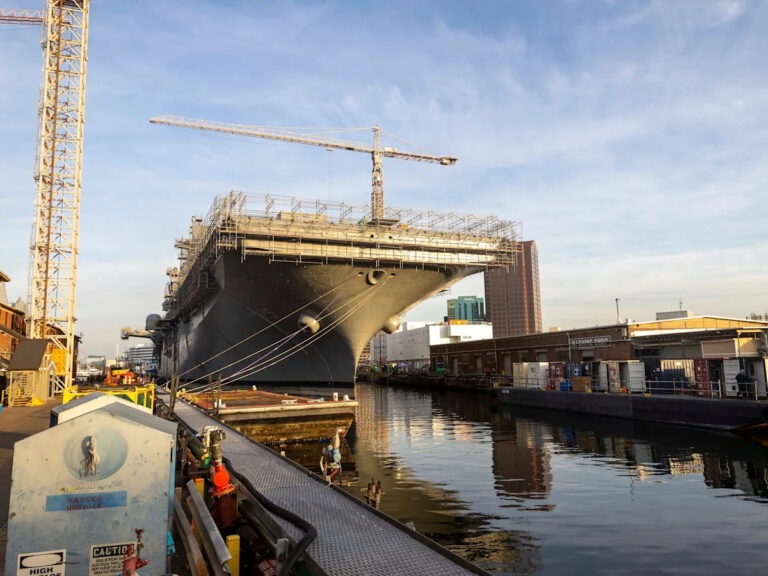 Министр ВМС США заявил, что трудно заставить рабочих строить военные корабли, если им платят за то, что они могут сделать в Бук-и или Амазонии.