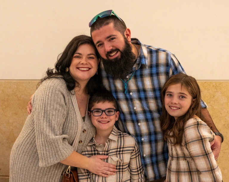 Местные семьи собрались вместе, чтобы отпраздновать Национальный день усыновления