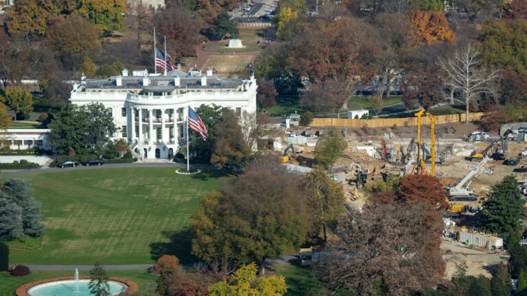 Монумент Вашингтона придает новый вид строительству Восточного крыла Белого дома