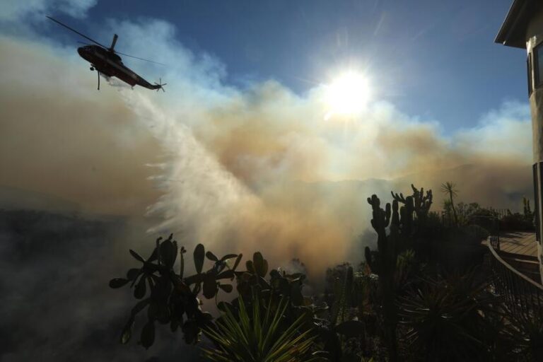 Вы можете выжить в лесном пожаре, укрывшись дома? Для одного сообщества, Огневая Округа Лос-Анджелеса говорит, что это может быть единственным вариантом