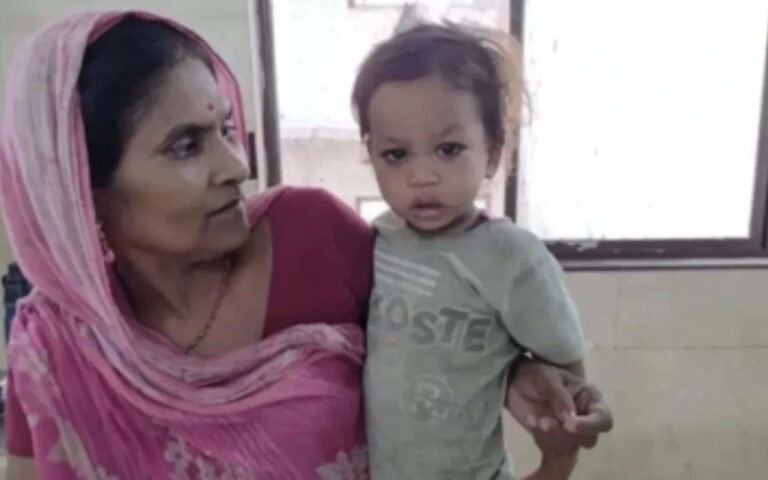 Малыш кусает кобру до смерти