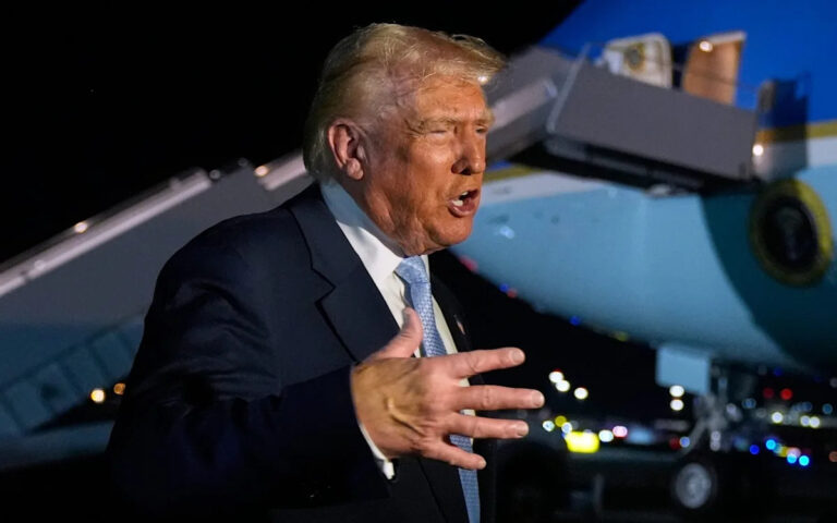 Трамп требует разблокировать файлы Эпштейна в развороте