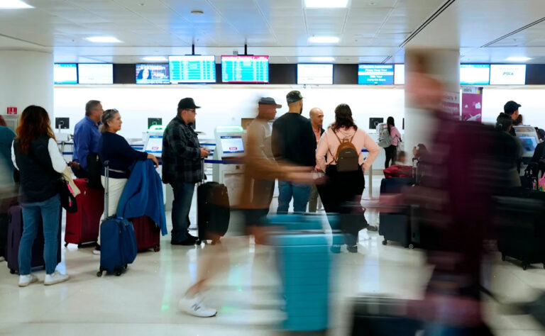 Задержка наземного движения в Sky Harbor затягивается.