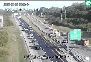 1 госпитализированный после аварии вызывает опрокидывание 2 автомобилей на 35-й позиции США вблизи I-675