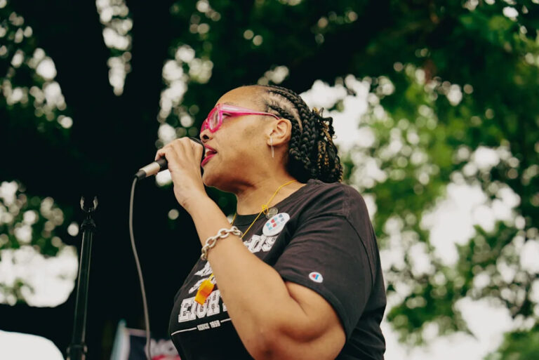 Иск утверждает, что клерк суда Тами Сойер злоупотребил средствами, уволил CAO за отчетные расходы