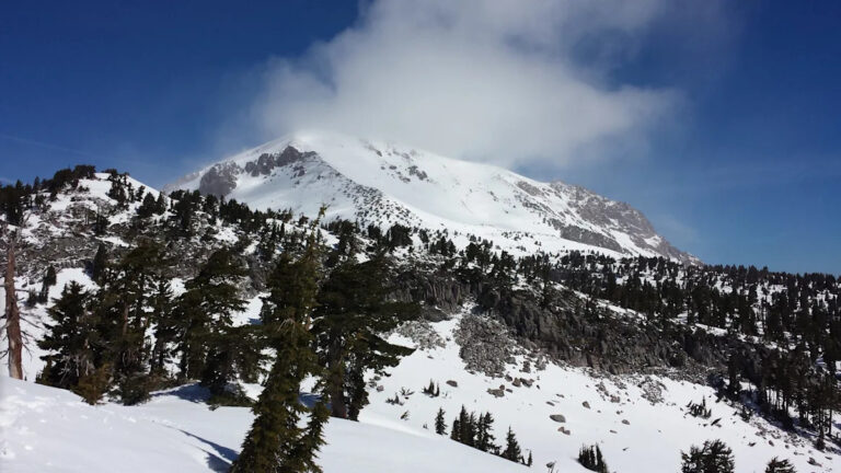Национальный парк Лассен Вулканик закрывает шоссе, все еще открытое для зимних развлечений.