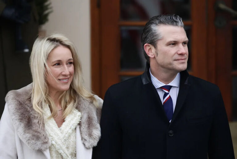 Пит Хегсет хочет, чтобы на кухне были женщины, но его жена — главный советник.