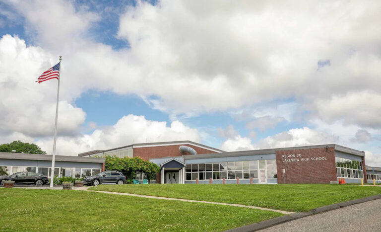 15-летний школьник принес пулю в среднюю школу Лейквью в Личфилде, сообщает полиция