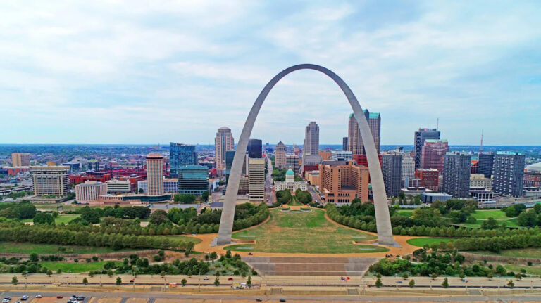 Туристам следует избегать этого опасного района во время посещения Сент-Луиса.