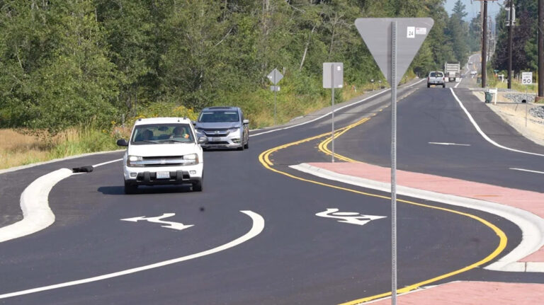 Правила дорожного движения: право проезда в круговых переездах и значение скорости