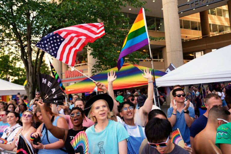 MAGA хочет, чтобы было законно сжигать флаг гордости, а Трамп хочет тюрьмы за сжигатели американского флага