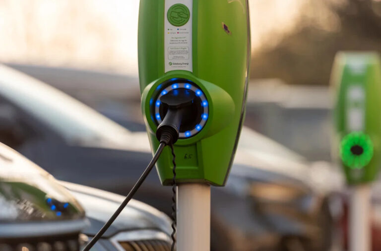 Владелец Tesla шокирован возвращением на место происшествия на зарядной станции: «Надеюсь, это было просто случайно».