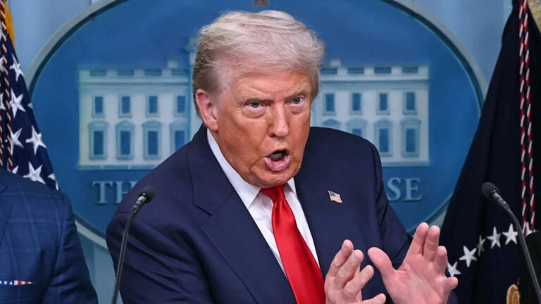 Сенатор объяснил, почему Трамп «напуган»