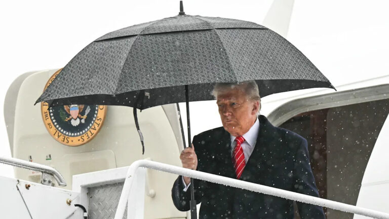 79-летний Дональд Трамп нуждается в помощи, чтобы закрыть зонтик на борту самолета