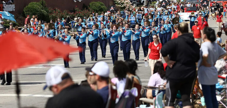 126 единиц пройдут в Гранд-парад фестиваля гвоздик 2025 года