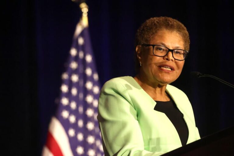 Обе стороны сорвали его.» Басс в незащищенный момент разрывает ответы на Палисадес, Итон стреляет