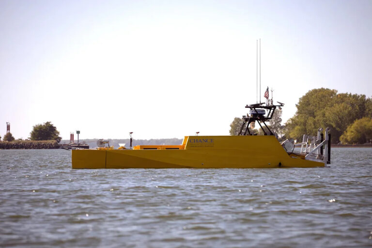 Ученые исследуют дно озера Эри у восточного округа Эри