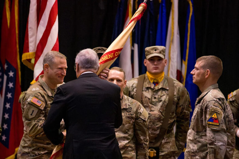 Форт Блисс приветствует нового командующего гарнизоном в церемонии смены командования