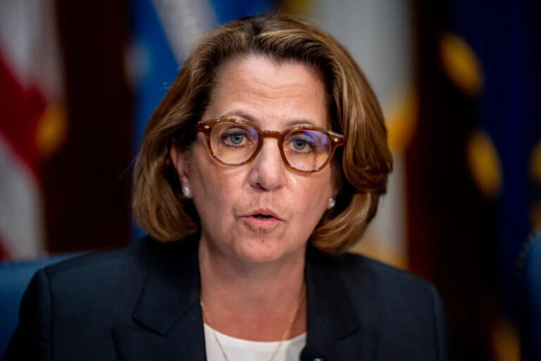 Лиза Монако, 57-летний исполнительный директор Microsoft, хочет уволиться