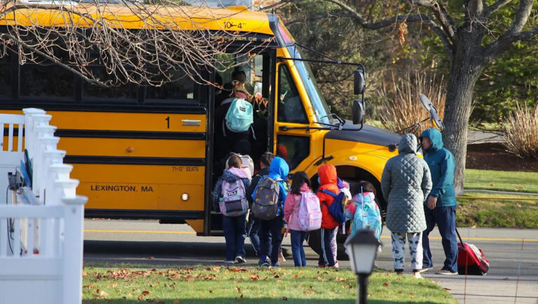 Мама ошеломлена, когда HOA сталкивается с видеозаписью поведения ребенка: «Вау»