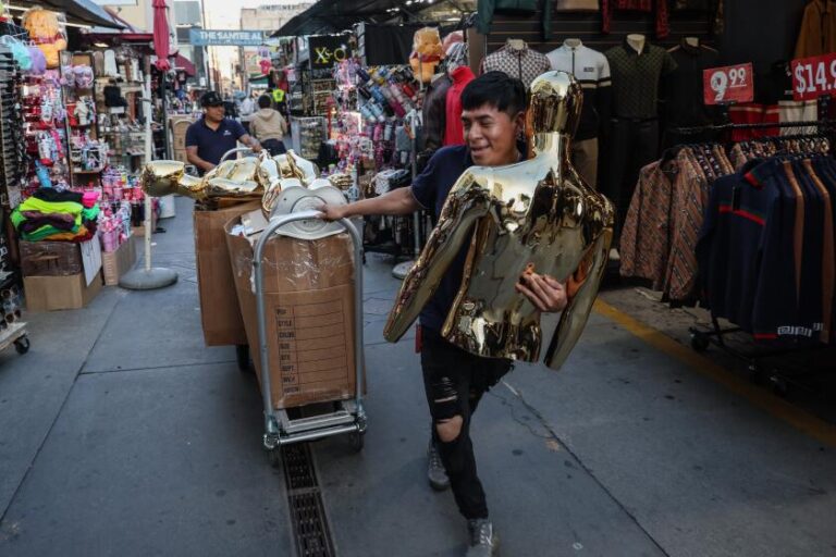 Разбитый рейдами на лед, Модный район Лос-Анджелеса отчаянно нуждается в чуде Черной пятницы