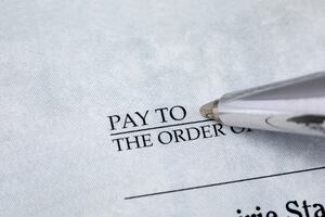 Округ Фейетт отложил выплату зарплаты учителям из-за графика выставления счетов за недвижимость