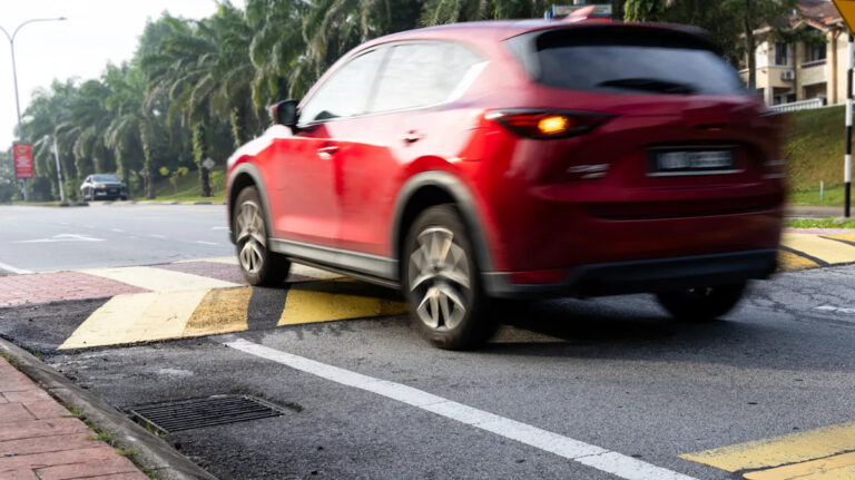 Этот город ломается на быстрых водителях со «скоростными столами»