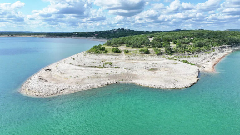 Техас: озеро Каньон теряет 75 миллионов галлонов воды в день