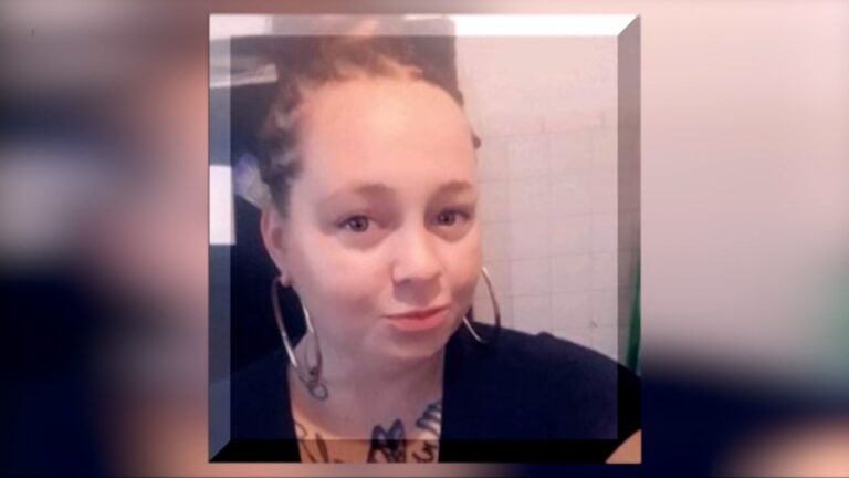 Иск был подан после того, как женщина написала 911, но через несколько дней его нашли мертвым.