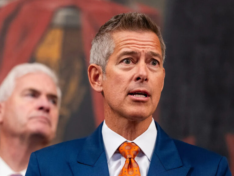 Министр транспорта заявил, что авиадиспетчеры, которые прекратили работу до того, как пропала оплата, могут столкнуться с последствиями