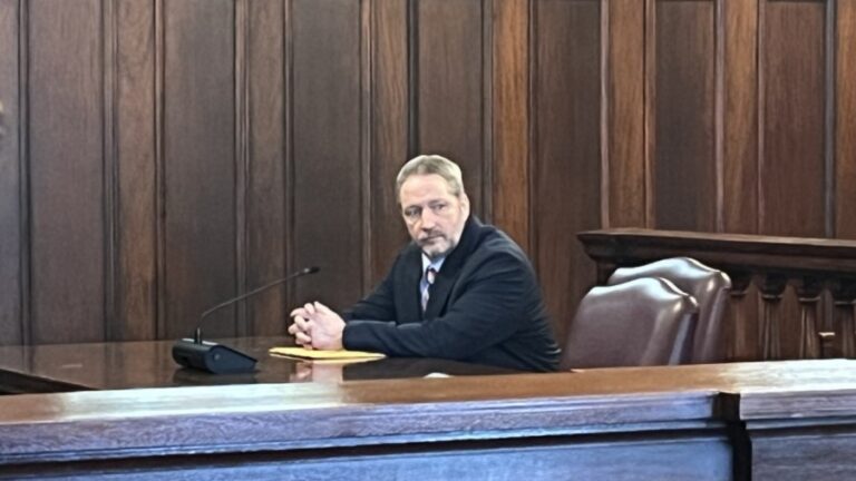 Обвинения снизились в местном суде по делу об убийстве, из-за задержек