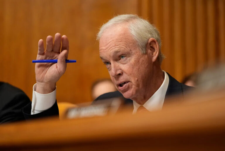 Сенатор Рон Джонсон одобрил лечение опозоренного врача