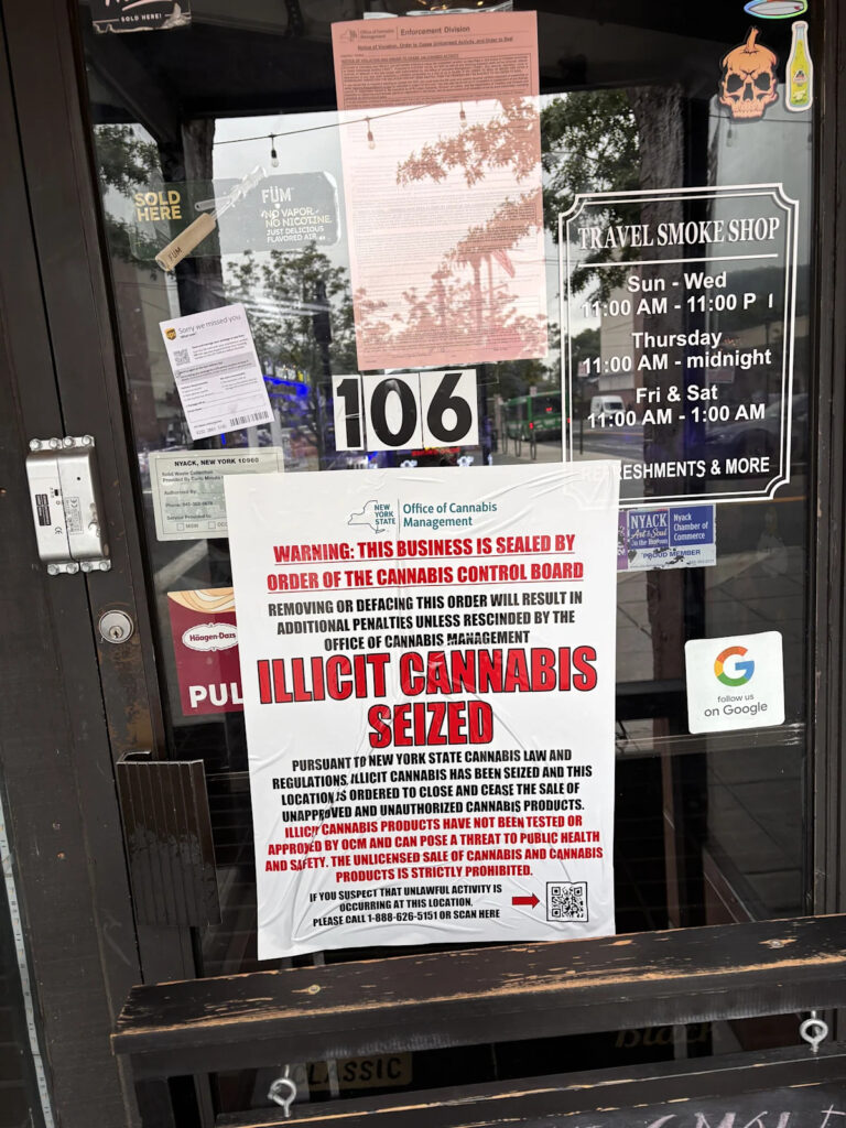 Жители деревни Ньяк испытывают смешанные чувства по поводу запертого магазина дыма из-за незаконного употребления каннабиса.