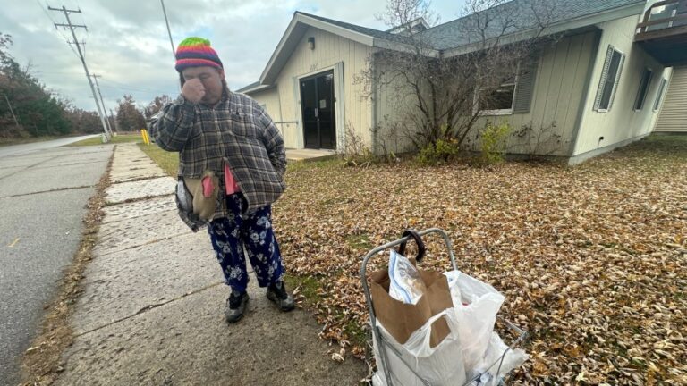 Сокращение SNAP сильно ударило по округу Лейк, одному из беднейших округов штата.