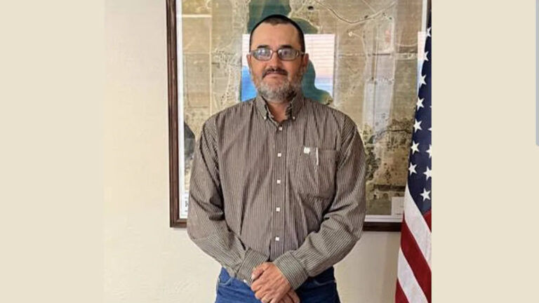 Мэр Канзаса обвиняется в мошенничестве на выборах за то, что якобы служил негражданином