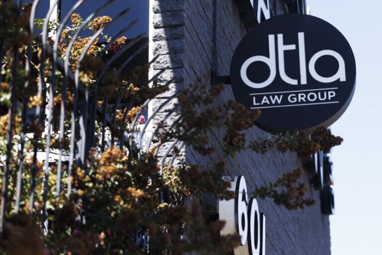 В крупнейшем в истории США соглашении о сексуальном насилии некоторые утверждают, что им заплатили за подачу иска.