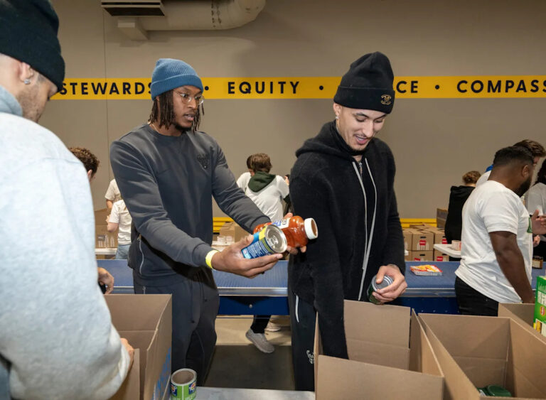 От Бобби Портиса до Майлза Тернера, см. волонтера Бакс из Голодной целевой группы: «Я просто уважаю то, что стоит за этим».