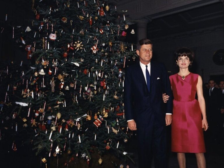 На фотографиях изображены рождественские украшения Белого дома на протяжении многих лет